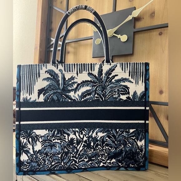 The Dior Book Tote with Palm Trees in large dimension - Picture 3 of 8